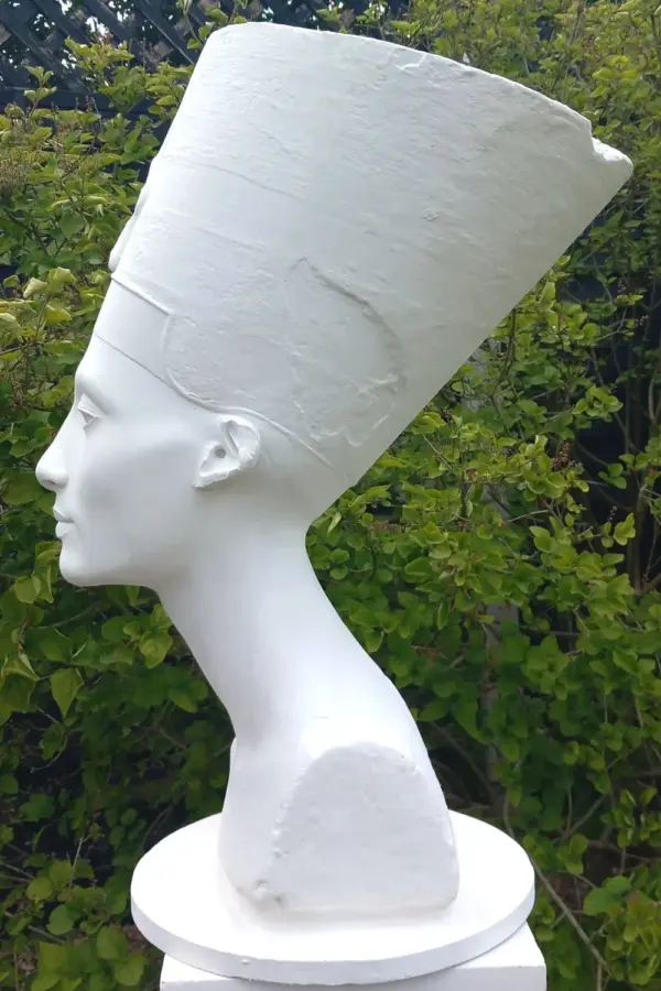 Nefertiti-1000x1500px-10 Nefertiti Ca. 1344 BC
