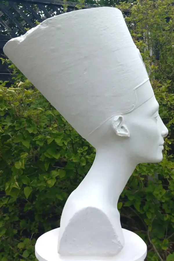 Nefertiti-1000x1500px-12 Nefertiti Ca. 1344 BC