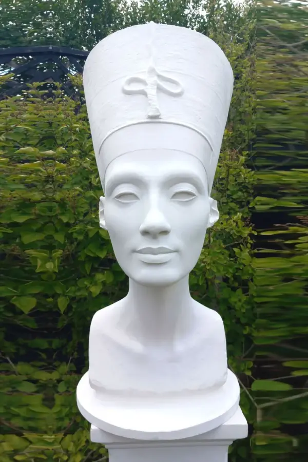 Nefertiti-GG-1000x1500px-08 Nefertiti Ca. 1344 BC