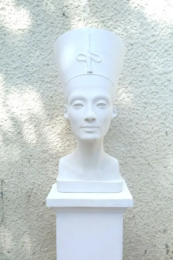 Nefertiti-1000x1500px-01 Nefertiti Ca. 1344 BC